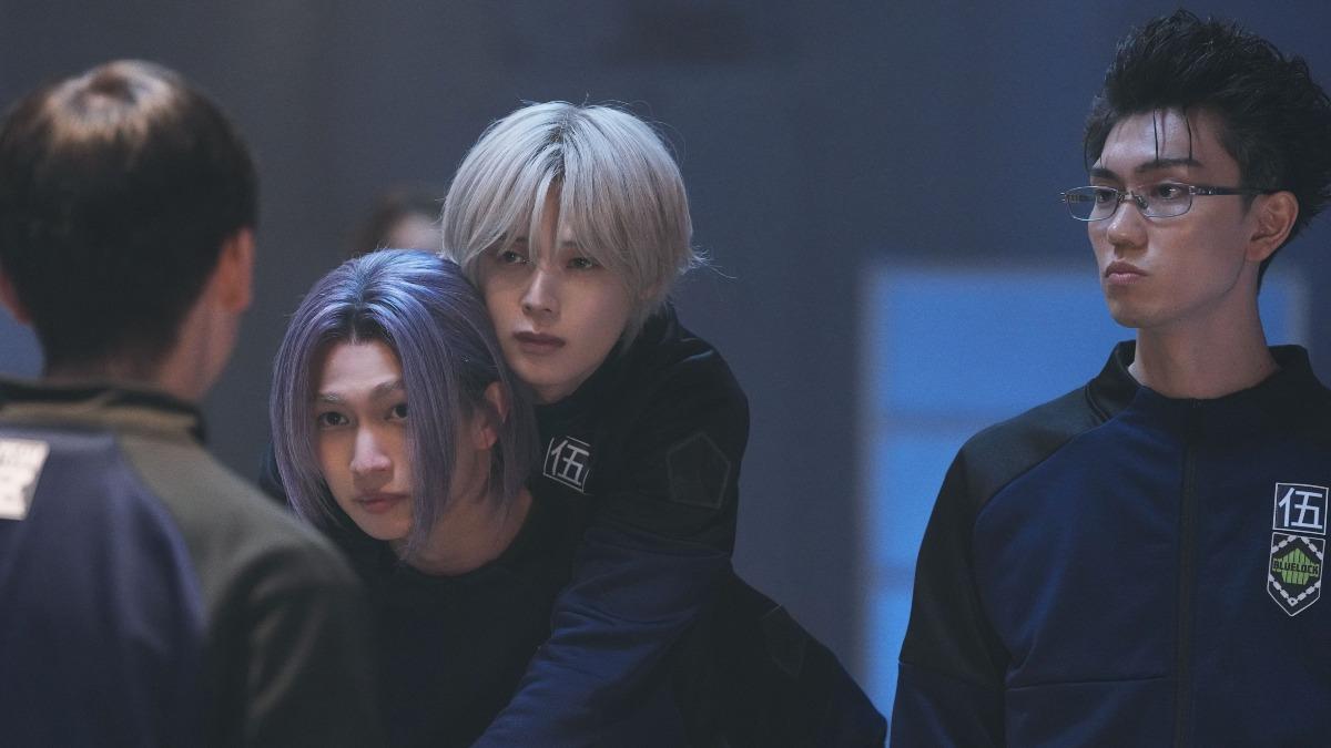 「&TEAM」成員K（中）飾演凡事嫌麻煩的「凪誠士郎」，被綱啓永（左）飾演的「御影玲王」發掘驚人的足球天份而成為好友。（圖／甲上娛樂提供）