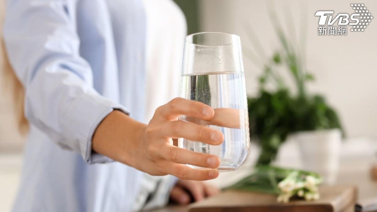 解嘴饞改喝無糖氣泡水。(示意圖/達志影像shutterstock)