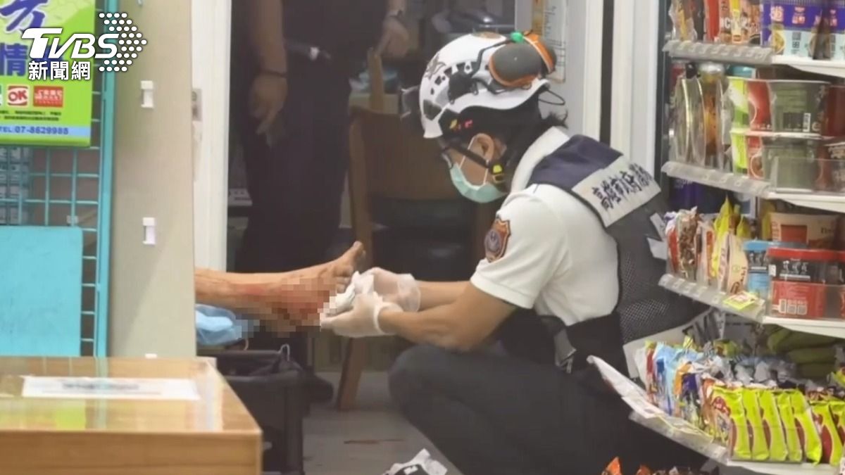 高雄深夜街頭擄人刀砍!男「滿身血跳車」衝超商求救