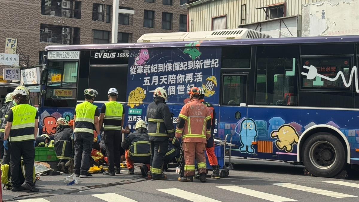 板橋行人地獄！公車轉彎不慎撞輾害婦人慘死　死者是議員前妻