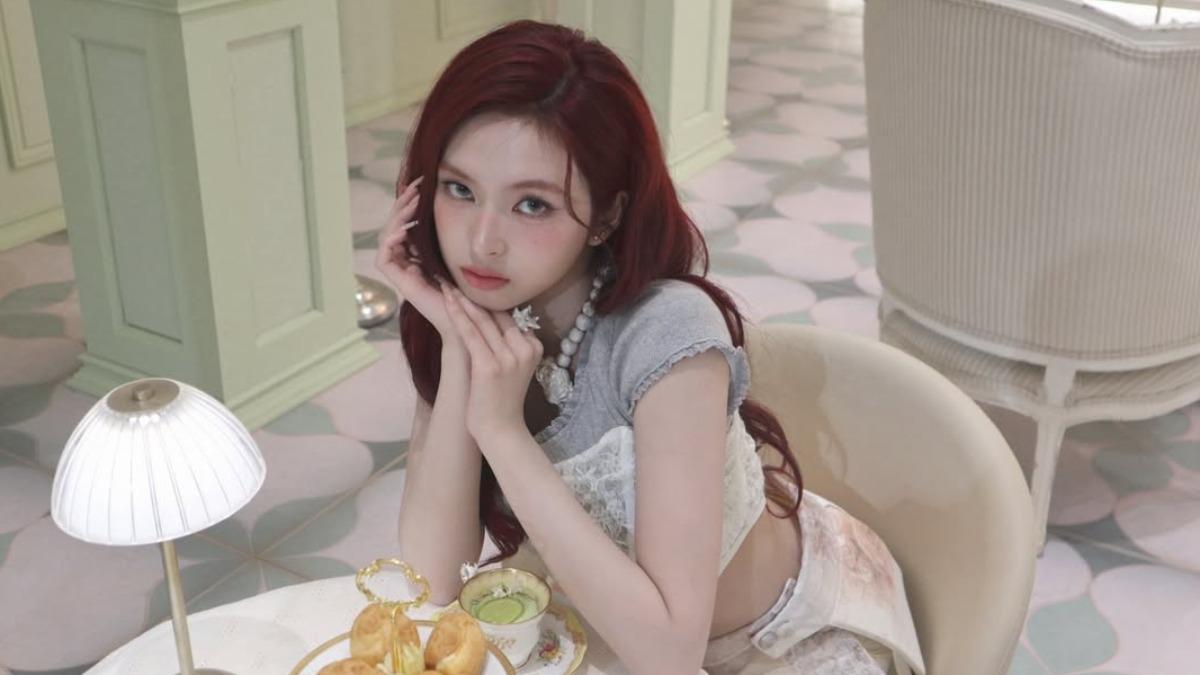 BLACKPINK超人氣師妹團「褲子太短險走光」 17歲成員CHIQUITA狂拉衣角！粉絲全氣炸