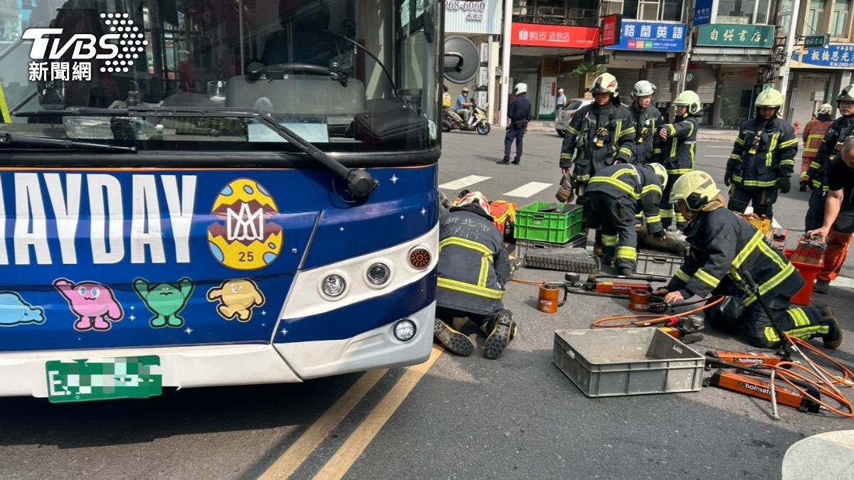 婦人被撞倒之後受困車底,大批警消到場救援。(圖/TVBS)