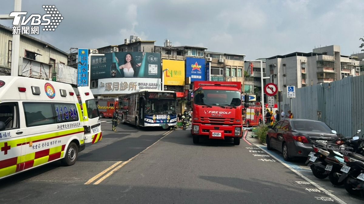 婦人被撞倒之後受困車底,大批警消到場救援。(圖/TVBS)