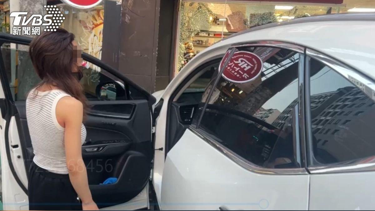 桃園女載3歲女兒毒駕釀連環車禍,黑歷史遭網友起底。(圖/TVBS)
