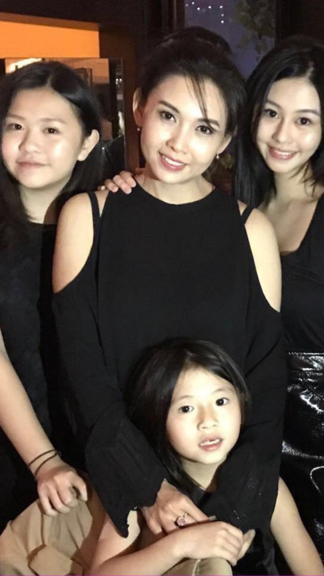 邱淑貞3名女兒都有遺傳到母親的美貌。（圖／翻攝自IG）