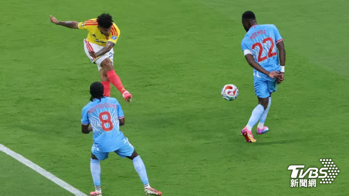 哥倫比亞球員路易斯(Luis Suarez)對陣剛果民主共和國球員射門。 (圖/達志影像路透社)