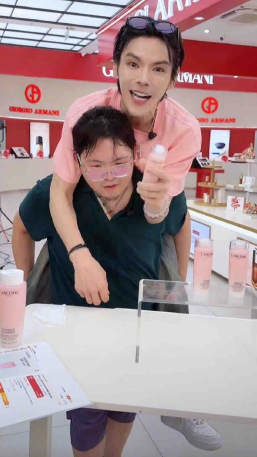 向佐全程情緒高昂，還一度跳到弟弟身上去，不過兄弟互動自然，看得出感情深厚。（圖／翻攝自微博）