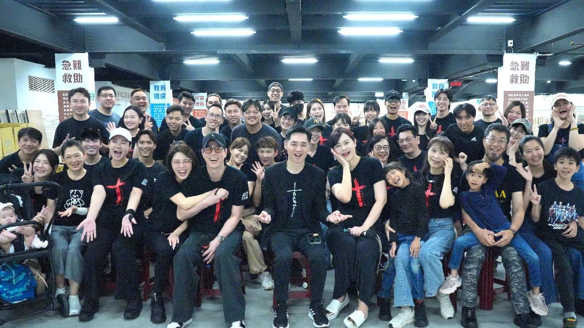宋逸民牧師與陳維齡師母帶領藝起發光團隊做公益。(圖/藝起發光提供)