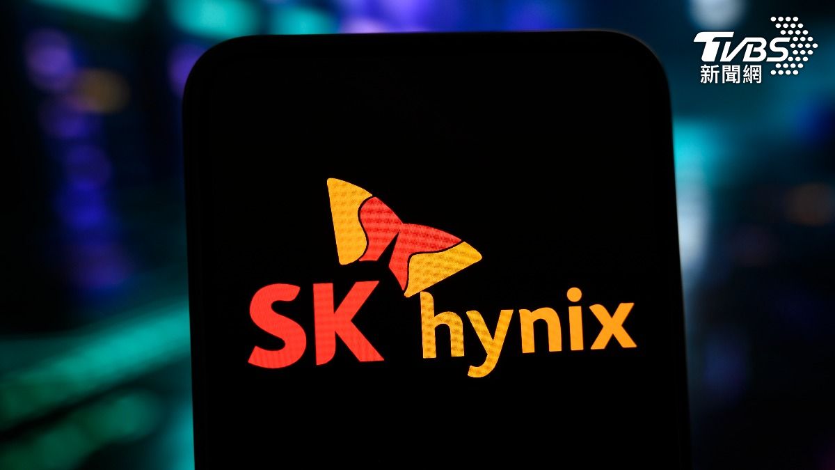 受惠於資料中心建設熱潮帶動記憶體晶片的強勁需求,SK海力士等股票今年仍大漲。(示意圖/shutterstock 達志影像)
