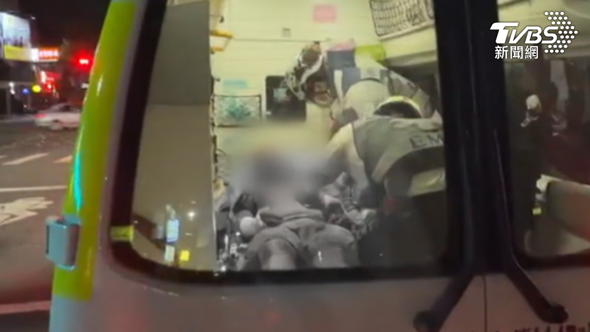 男子渾身是血,用盡全力穿越馬路,衝進旁邊超商求救。(圖/TVBS)