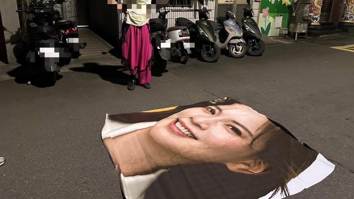 台北市議員鍾沛君看板的臉遭法國男挖起。(圖/翻攝鍾沛君臉書)