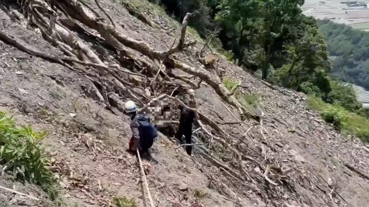 受困邊坡3小時等救命!宜蘭警消突破坍方地形成功護送下山
