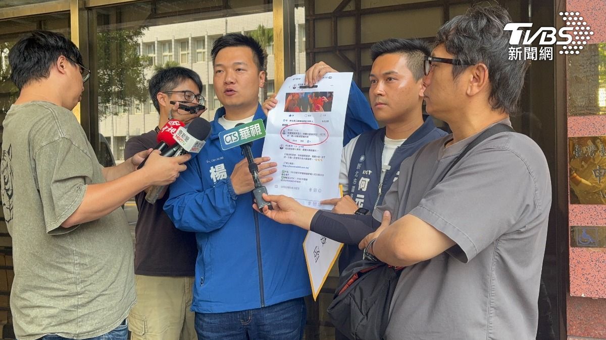 新北市議員參選人何元楷、台北市議員楊植斗按鈴告發留言網友。(圖/潘千詩攝)