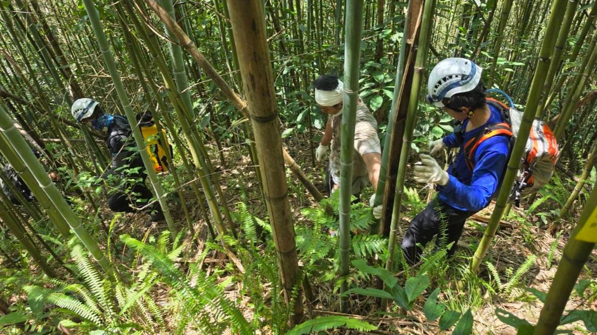 一腳踩空墜落山谷!登山客卡邊坡動彈不得,警消架繩搏命救援。(圖/宜蘭縣消防局提供)