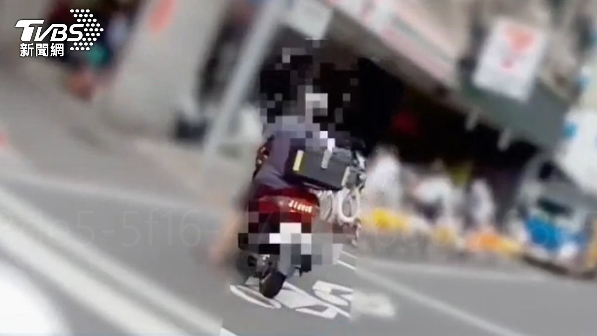 老翁毒駕上路，違規轉彎遭警方攔查。（圖／TVBS）