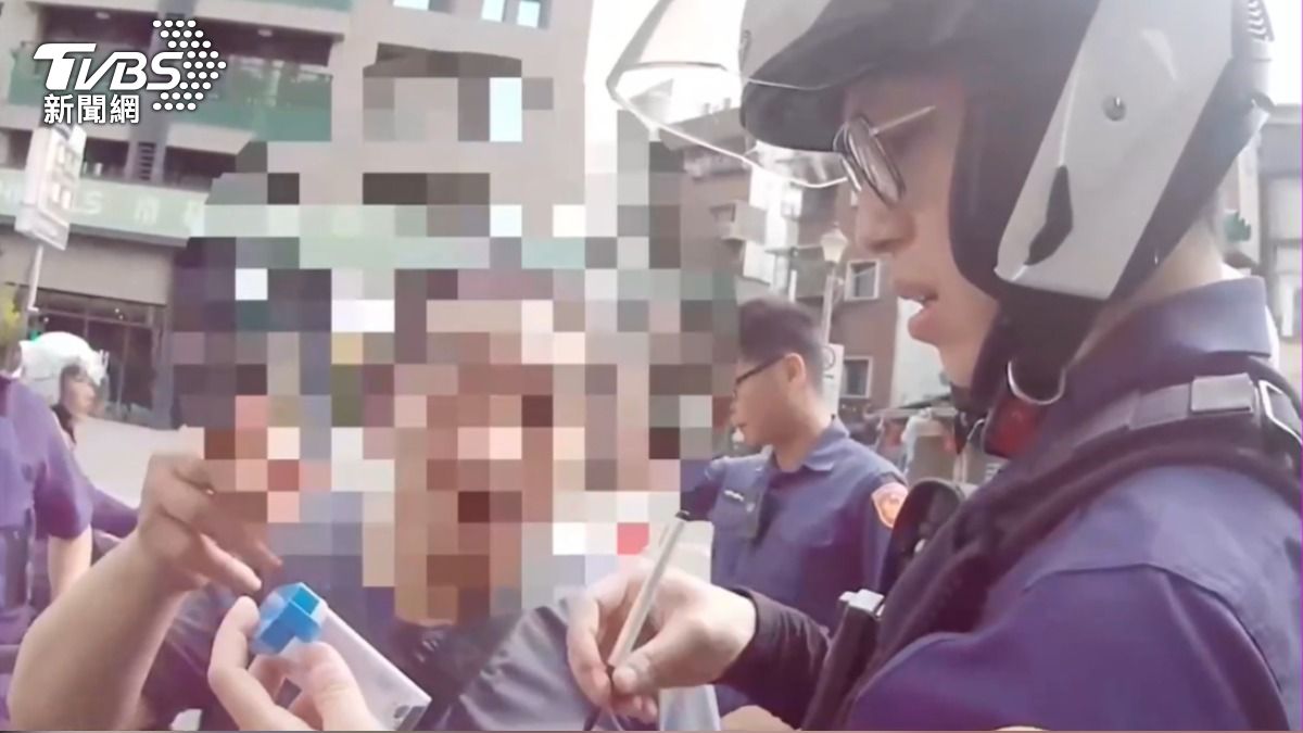 男子神情恍惚,毒品唾液快篩呈陽性反應。(圖/TVBS)
