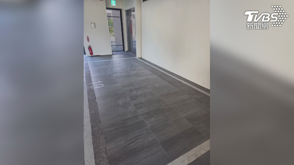 屏東里港一棟去年完工的華廈,住戶指控建商,汽機車停車格亂劃設,還劃在「逃生出口」前方(圖/翻攝Threads@okok.7779)