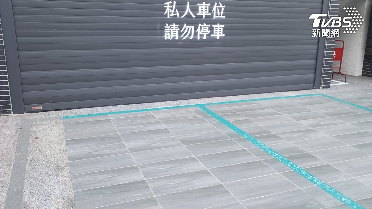 花1百多萬買了華廈的室外停車位,卻用綠線塗銷、擺上禁止停車,因為認定是「騎樓」而被開單,住戶質疑建商亂畫停車位(圖/TVBS)