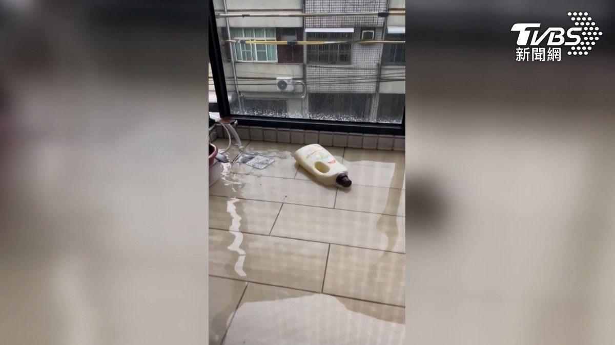屏東里港去年才完工的華廈,至今已有30戶成交入住,但上禮拜一整週的雨勢,3樓陽台排水孔堵塞溢水,還有天花板、共用管滲漏水(圖/TVBS)
