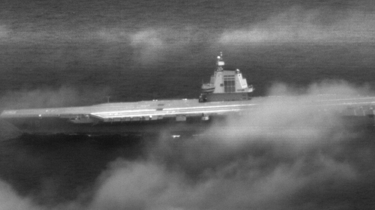 大陸航空母艦福建號於23日穿越台灣海峽，國防部公布監控畫面。（圖／國防部提供）