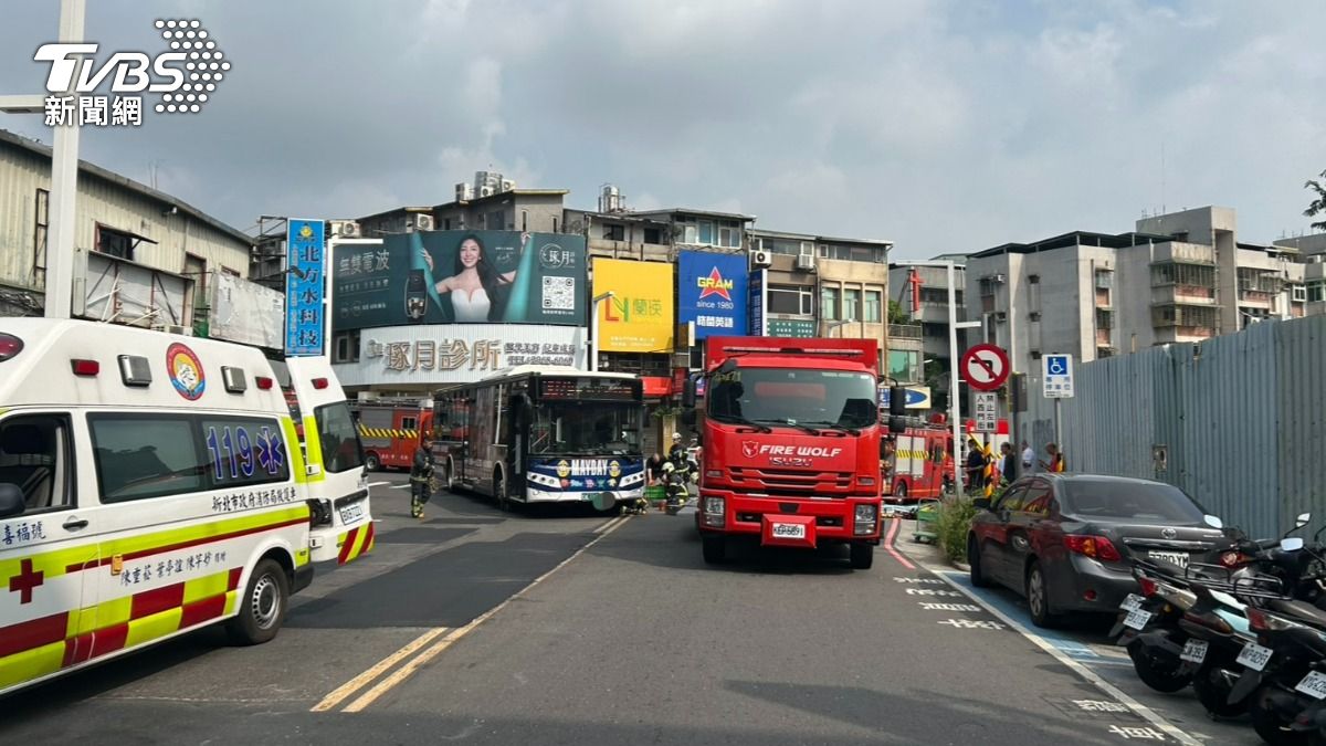 新北市議員周勝考的前妻穿越馬路時遭到公車撞輾身亡。(圖/TVBS)