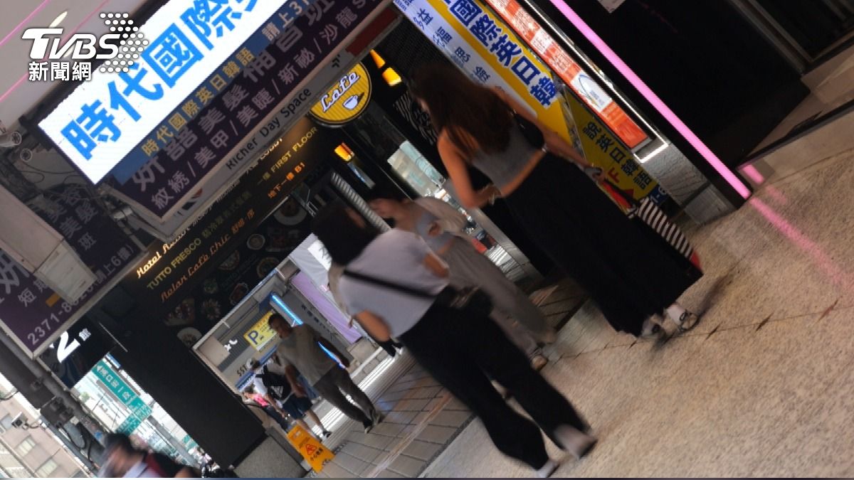 7至18歲教育支出高峰。(圖/TVBS)