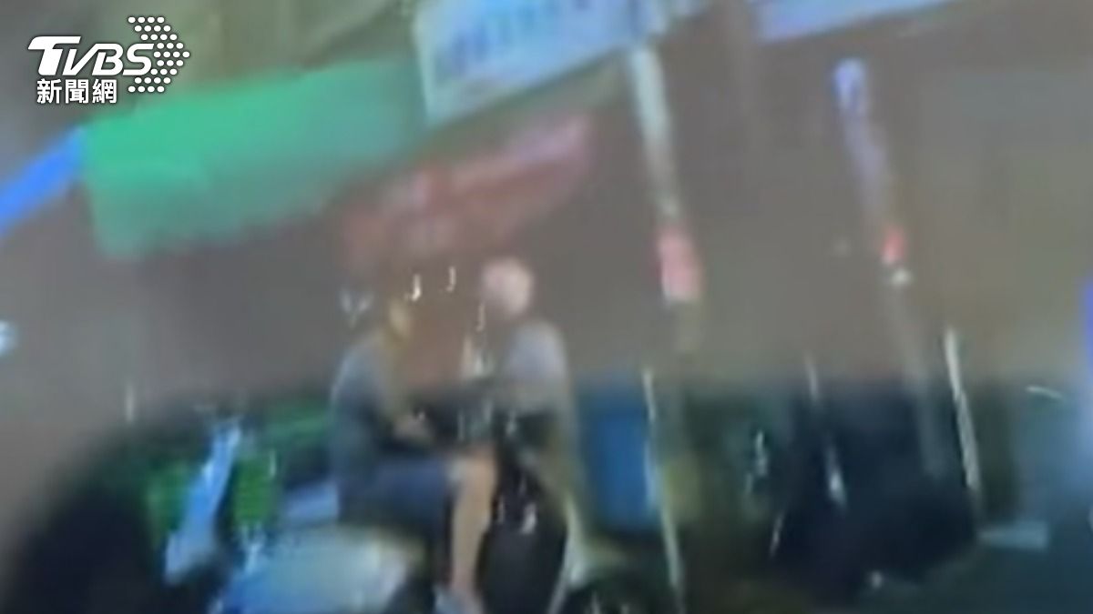 深夜路旁吸電子菸遭警盤查 狠男拋下妻騎機車闖紅燈落跑