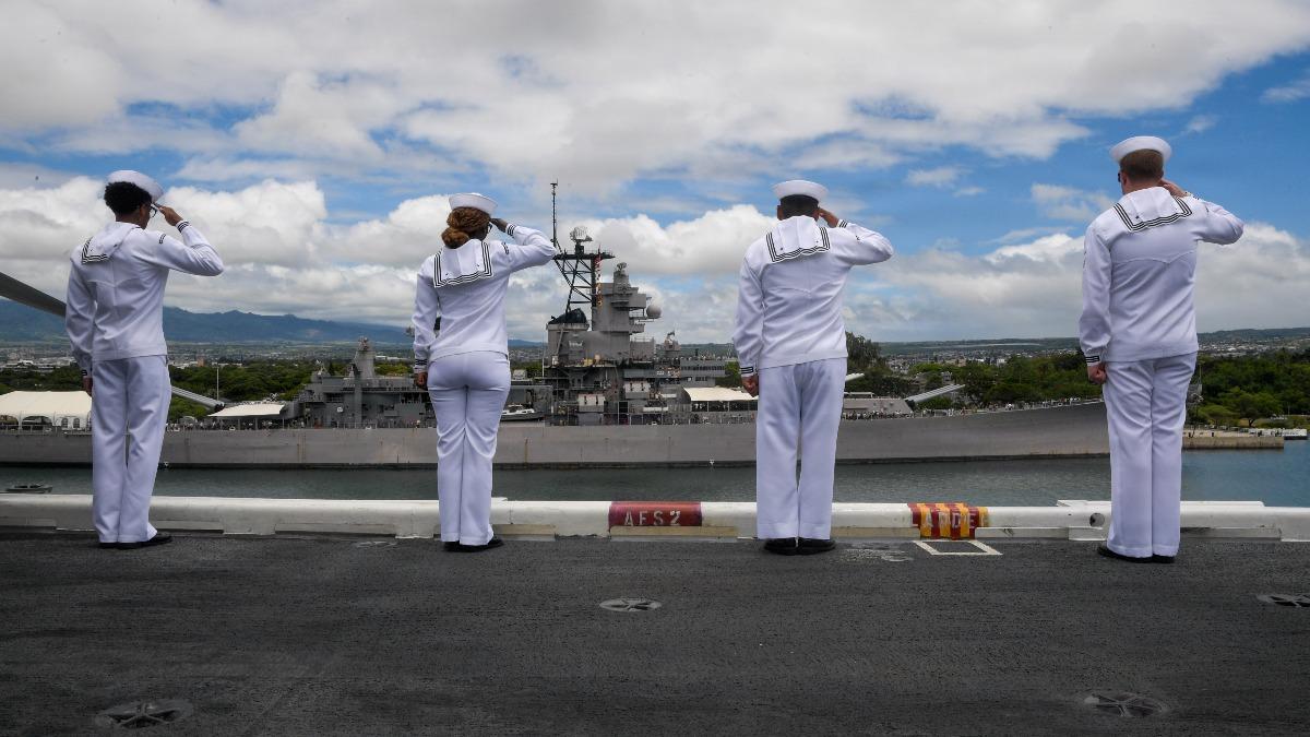 羅斯福號向密蘇里戰艦致意,兩艦曾共同參與過1991年的沙漠風暴行動。(圖/DVIDS)