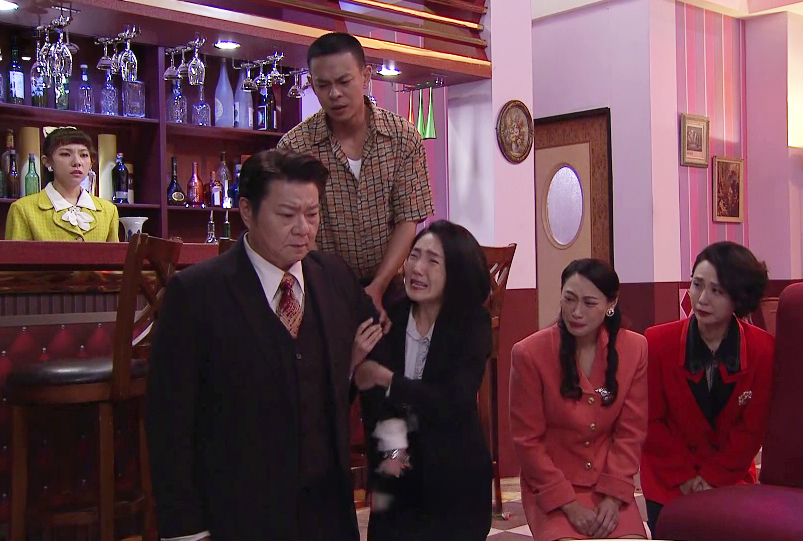 陳文山（左）帶著劇中女兒許瀞菱（左二）和兩個老婆蔡宜君（左三）、黃婕菲（右）下跪賠罪。。（圖／台視提供）