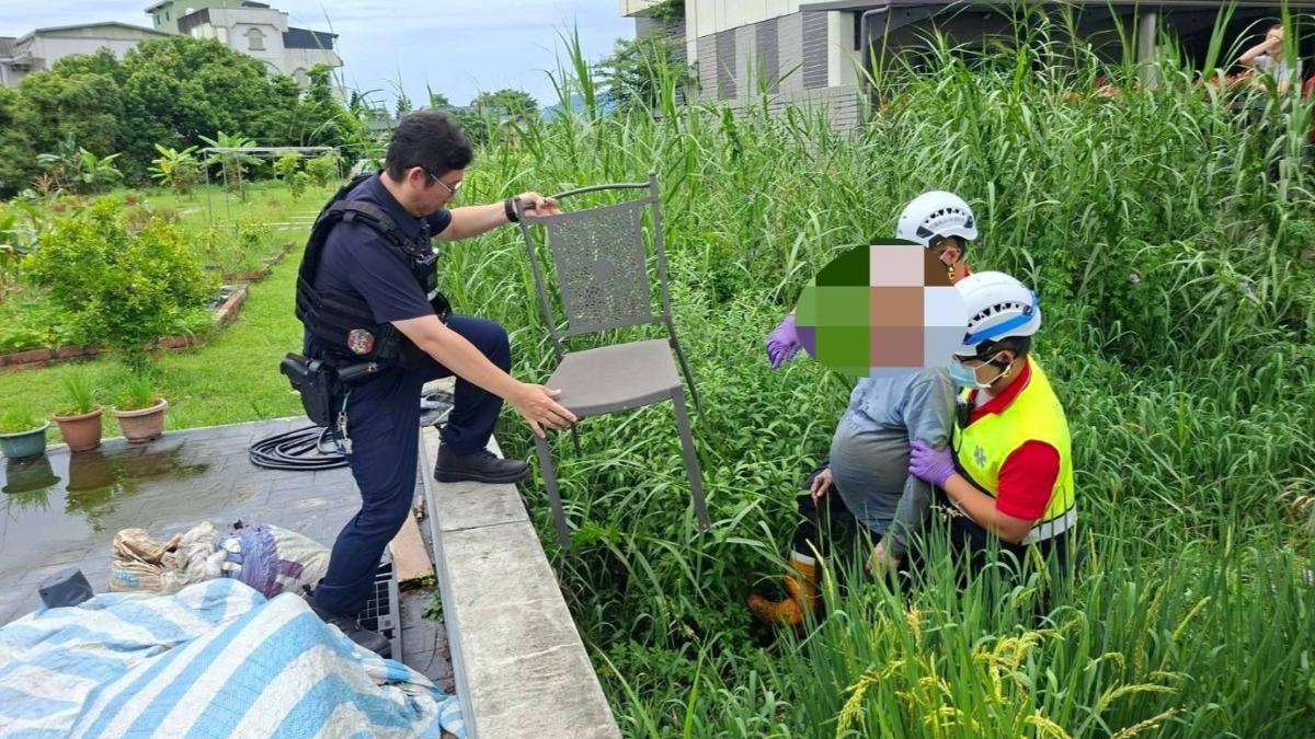 失智翁困泥田喊不出回家路 警追監視器數小時終救回