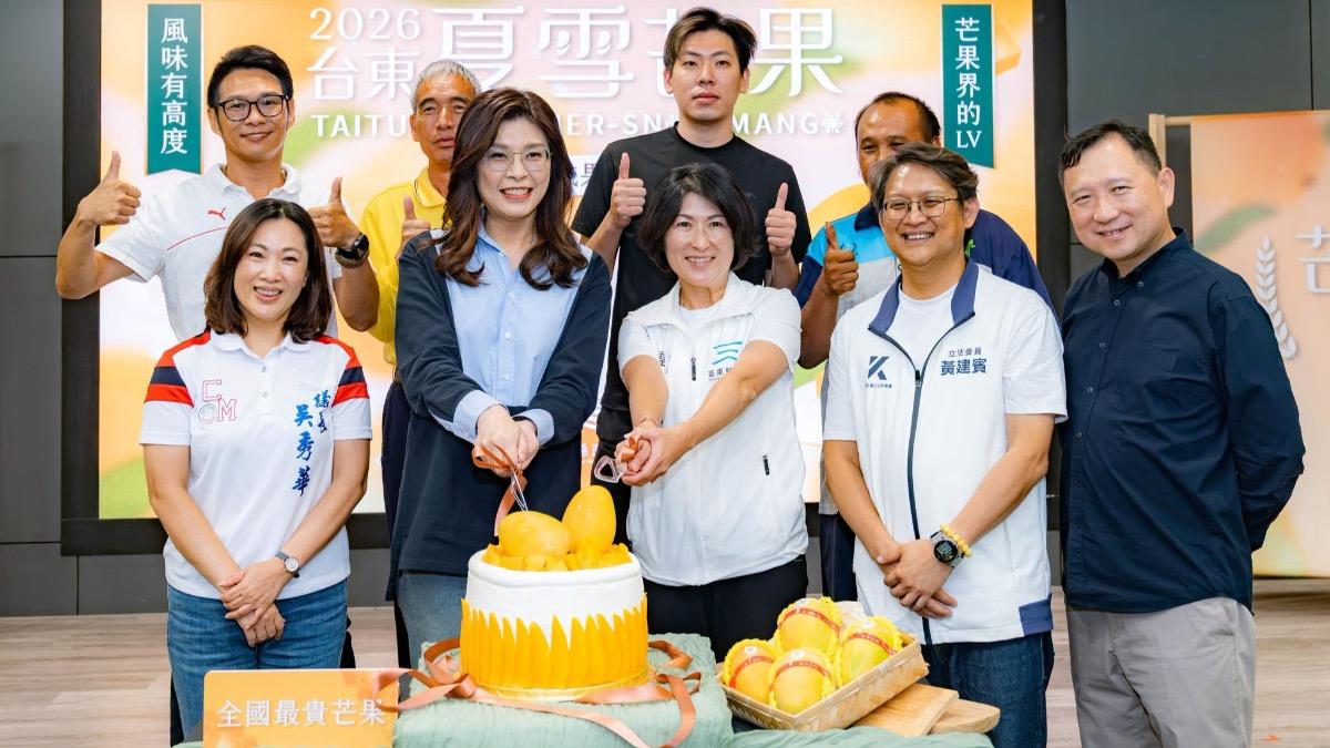 同框饒慶鈴大啖「芒果界LV」　鄭麗文驚呼：宛如初戀滋味