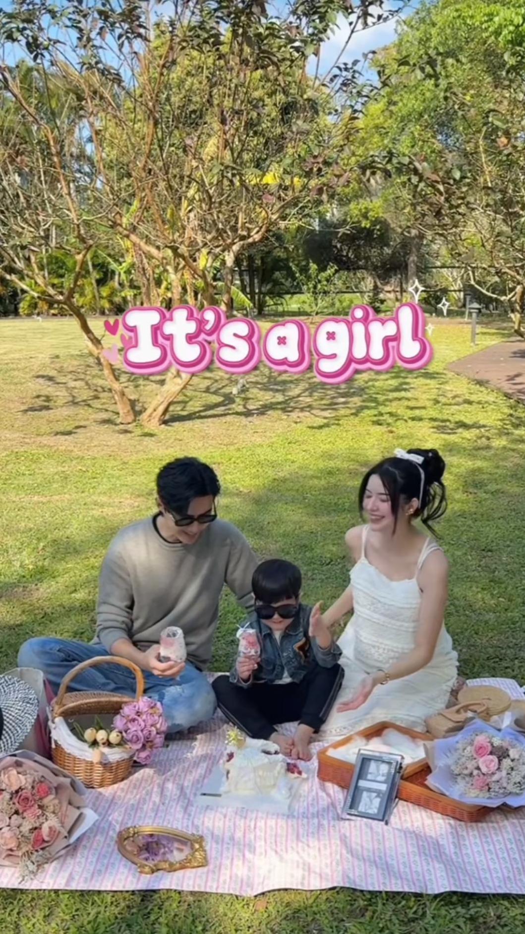 唐禹哲(左)讓兒子期待妹妹降臨。(圖/翻攝自微博)