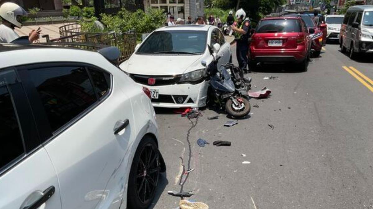 機車嚴重受損,騎士頭部受傷送醫。(圖/翻攝畫面)