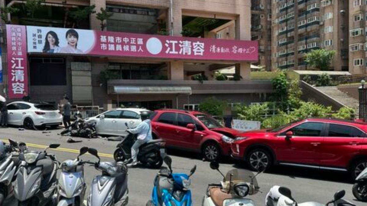 基隆5車連環撞!疑疲勞駕駛逆向狂衝 騎士噴飛撞破頭