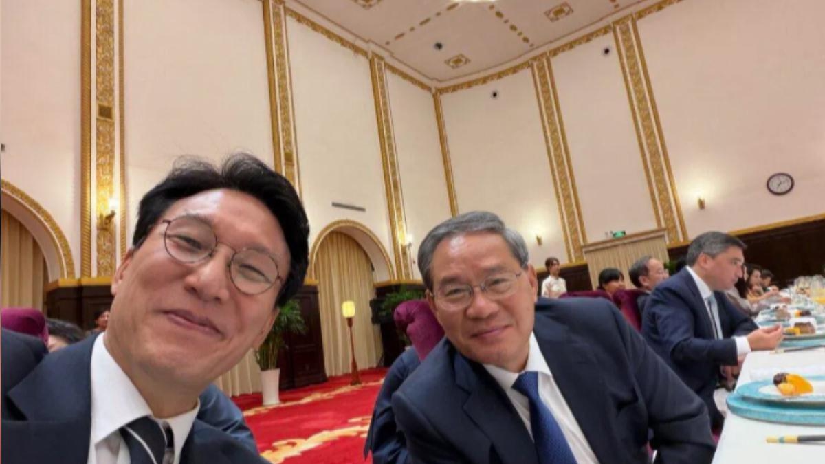 南韓總理金民錫（左）與中國國務院總理李強自拍。（圖／翻攝金民錫Instagram）