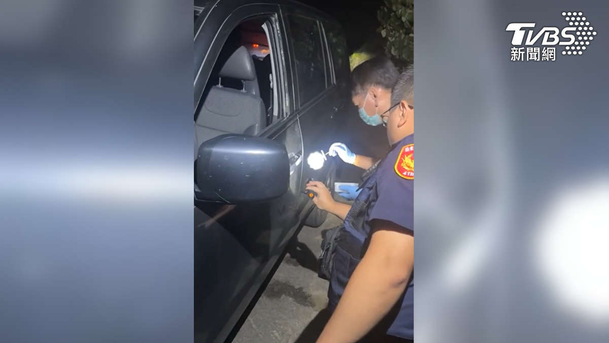 兩名員警蹲在車輛旁,針對門把採集指紋,而車內的包包有被打開痕跡,只有裡面現金被竊嫌拿走(圖/TVBS)
