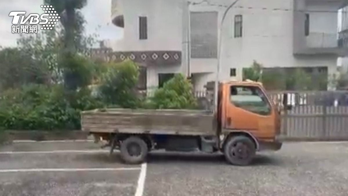 許男在崇德竊取的小發財車。(圖/TVBS)