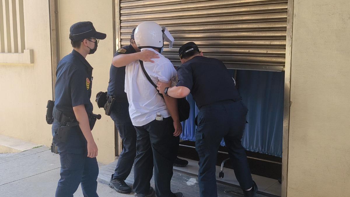 肇事司機謝男抵達板橋殯儀館。(圖/翻攝畫面)