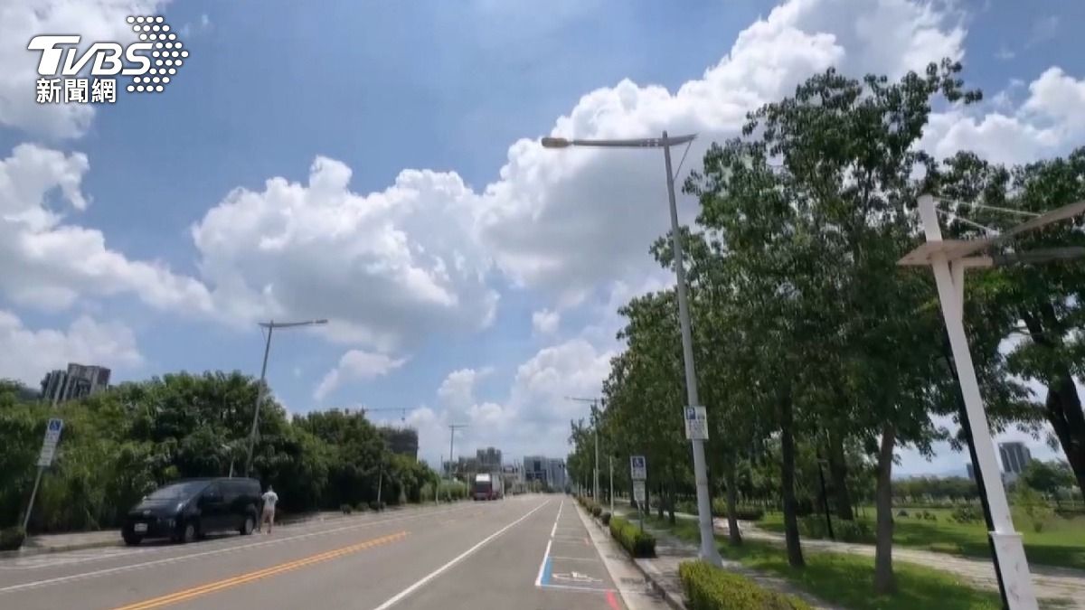 台中路燈詭異閃爍!市府:疑電壓跌至80伏特 台電:送電量測查原因