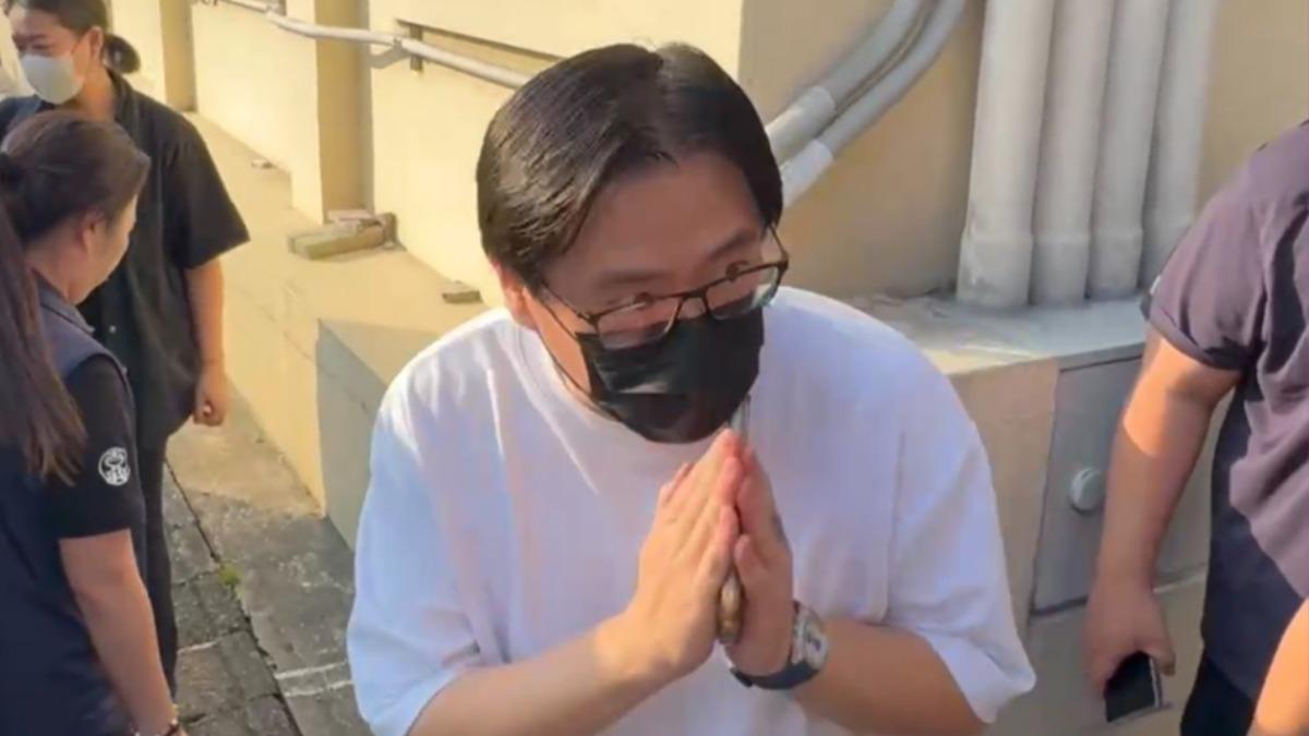 母命喪公車輪下!周勝考兒周韋翰「雙手合十」憔悴現身相驗