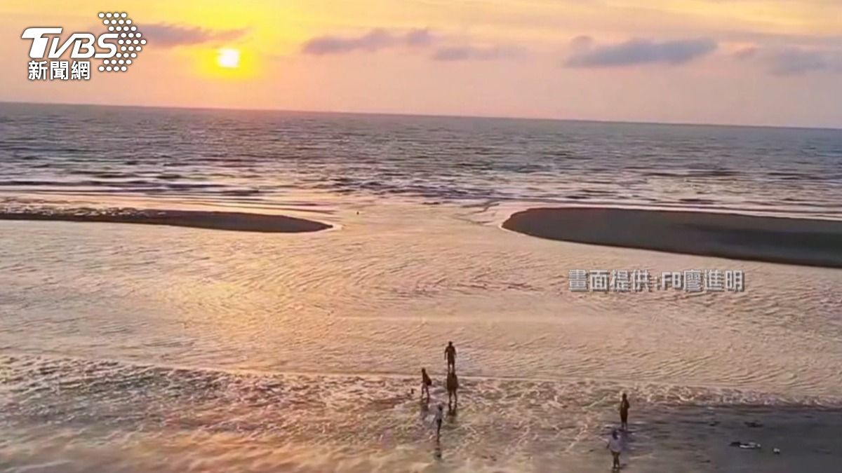 苗栗苑裡「出水沙灘」踩沙踏浪 同框夕陽美景留意宵小