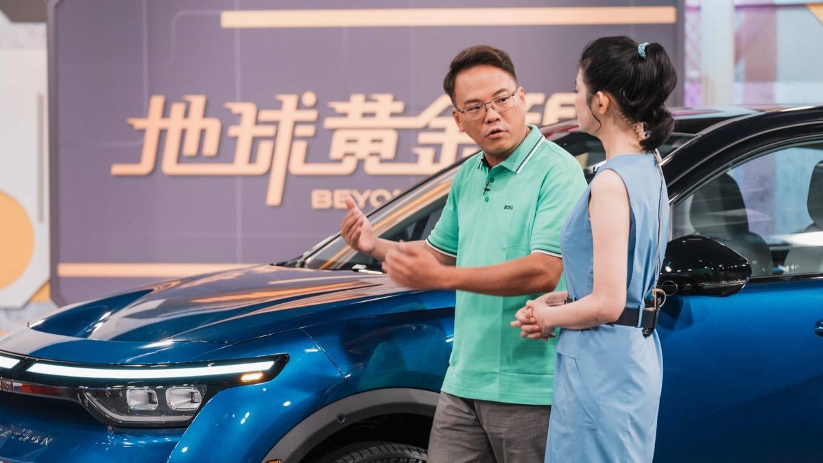 蘇宗怡(右)現場開箱即將上市的智能化電動車。(圖/TVBS)