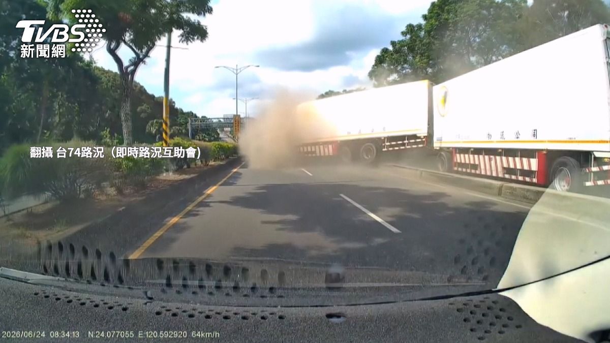 全聯結車撞分隔島「打橫卡雙車道」,彰化塞到台中烏日。(圖/翻攝網路)