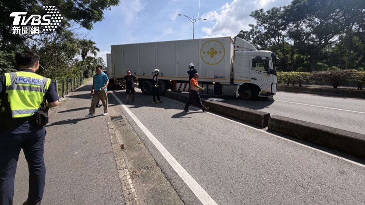 駕駛疑因操作不慎,車輛失控衝上分隔島後打橫卡在雙車道中央。(圖/民眾提供)