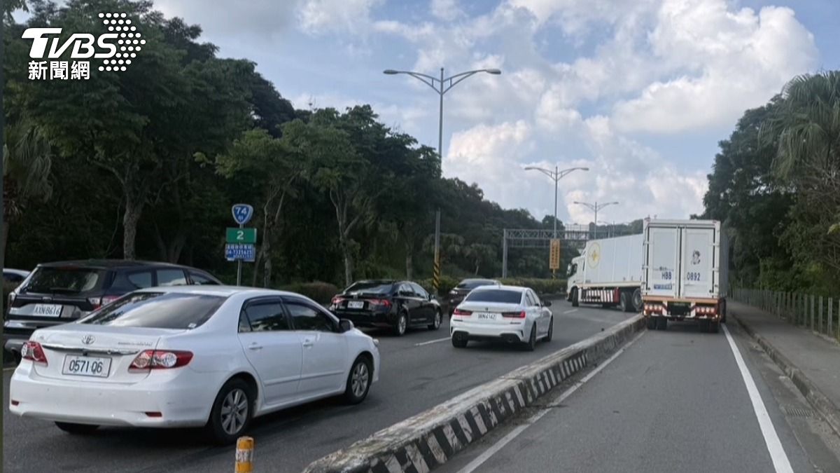 由於聯結車車體還連著子車,拖吊作業相當不容易,直到中午12點仍在進行拖吊作業。(圖/民眾提供)