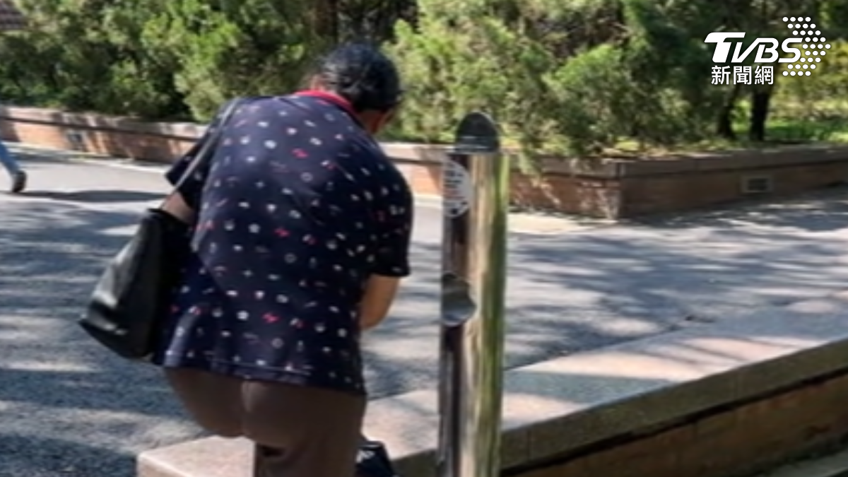 大安森林公園設置8處免費防蚊液站。(圖/TVBS)