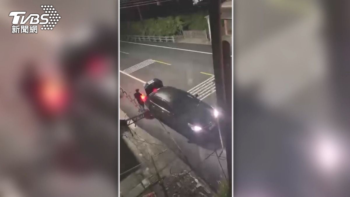 另一名竊賊則有專車接應,將芒果裝進後車廂後,從容離開現場。(圖/民眾提供)