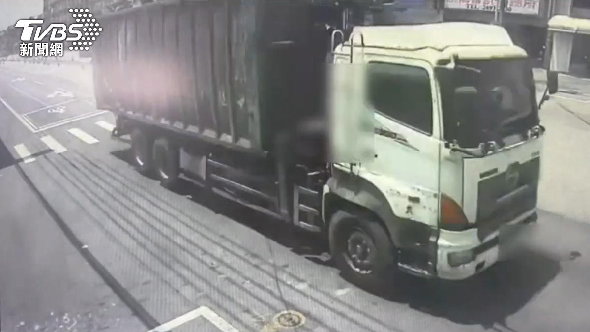 大貨車勾到號誌桿。(圖/TVBS)