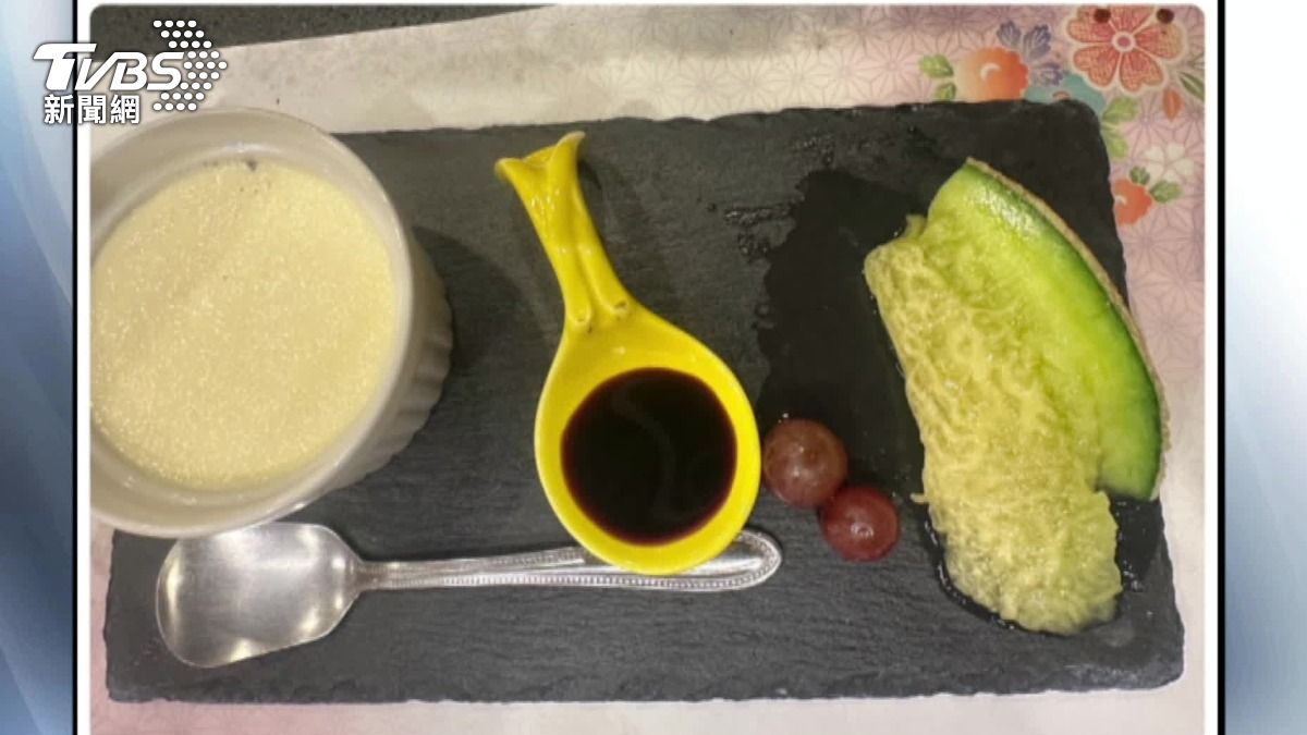 台灣旅客向日本飯店反應哈密瓜軟爛,但業者回應食材都OK,可以正常食用。(圖/旅客提供)