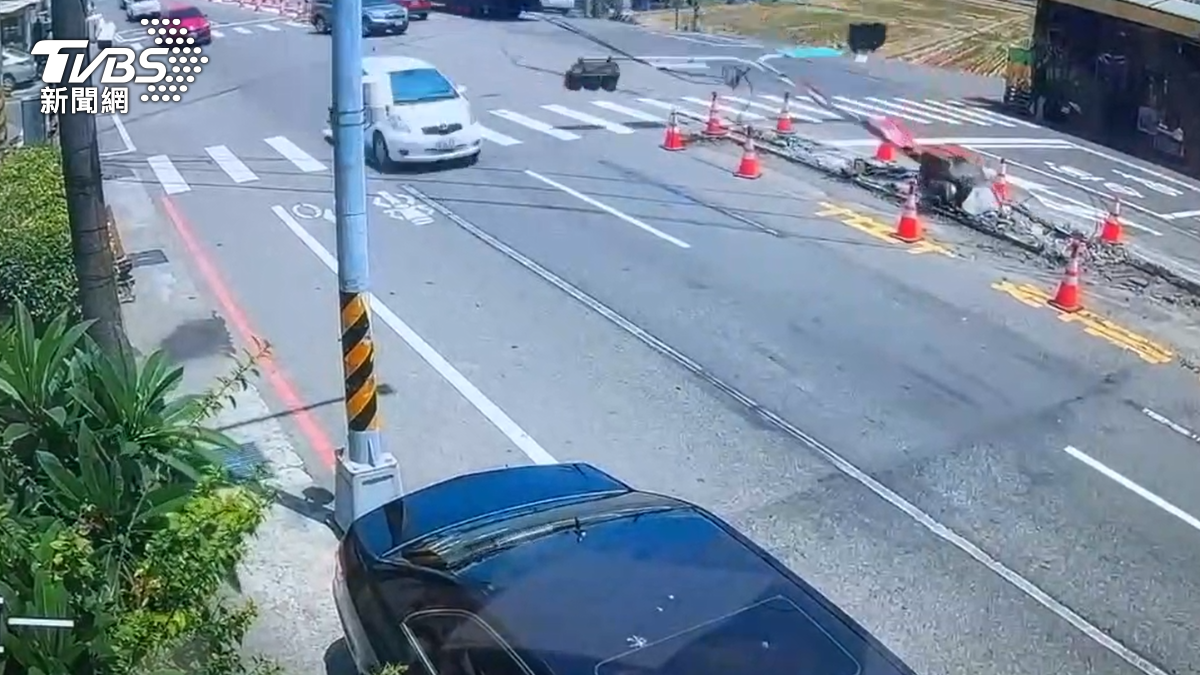 有片/紅綠燈「啪」直接被扯倒!台中大貨車吊臂惹禍 路過民眾嚇壞